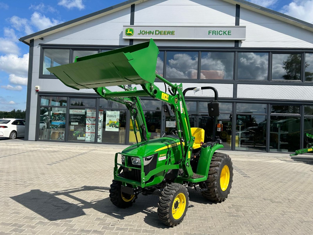 John Deere 3038E - Ciągnik