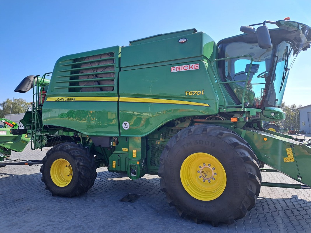 John Deere T670 - Combine harvester